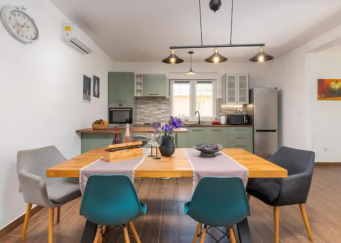 Semesterbostad Slava *