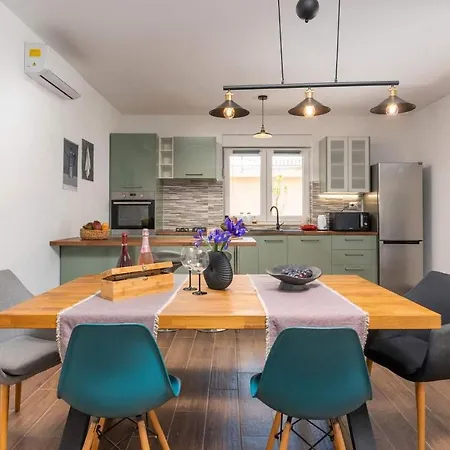 Holiday home Slava *